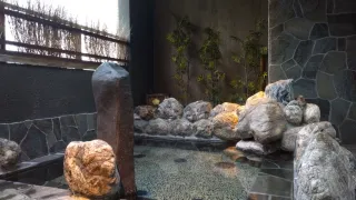 夜空を見上げながら寛げる露天風呂
